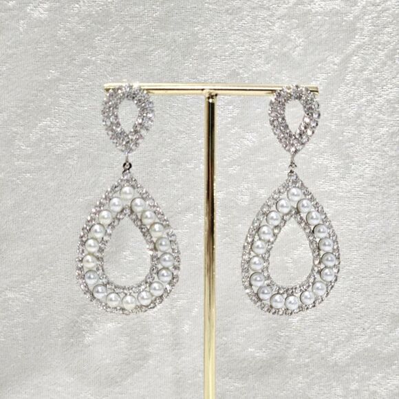 NEW, Bold and sparkly dangle earrings. - Picture 1 of 6